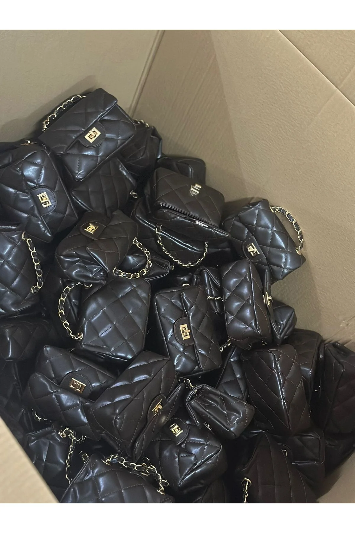 Kadın Acı Kahve Kapitone Dikişli Gold Kilitli Zincir Askılı Omuz Çantası / Ölçü uzunluk 14 cm / Eni 18 cm
