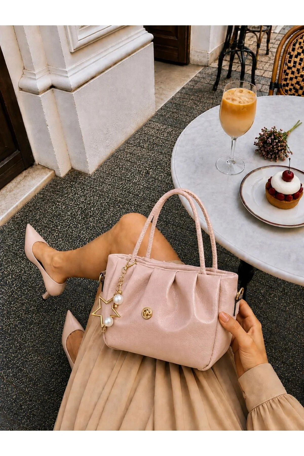 CHARM DETAYLI EL ÇANTASI ÖLÇÜ UZUNLUK 18 CM EN 28 CM GENİŞLİK 8