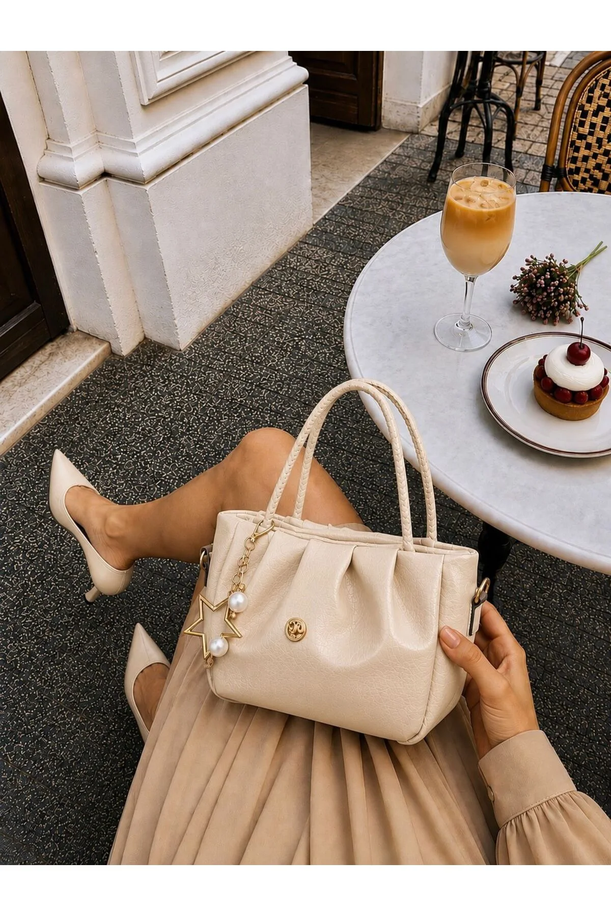 CHARM DETAYLI EL ÇANTASI ÖLÇÜ UZUNLUK 18 CM EN 28 CM GENİŞLİK 8