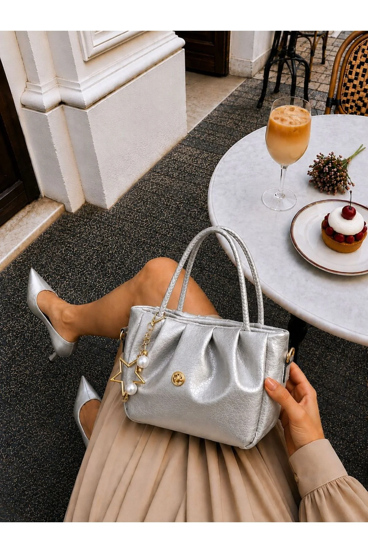 CHARM DETAYLI EL ÇANTASI ÖLÇÜ UZUNLUK 18 CM EN 28 CM GENİŞLİK 8