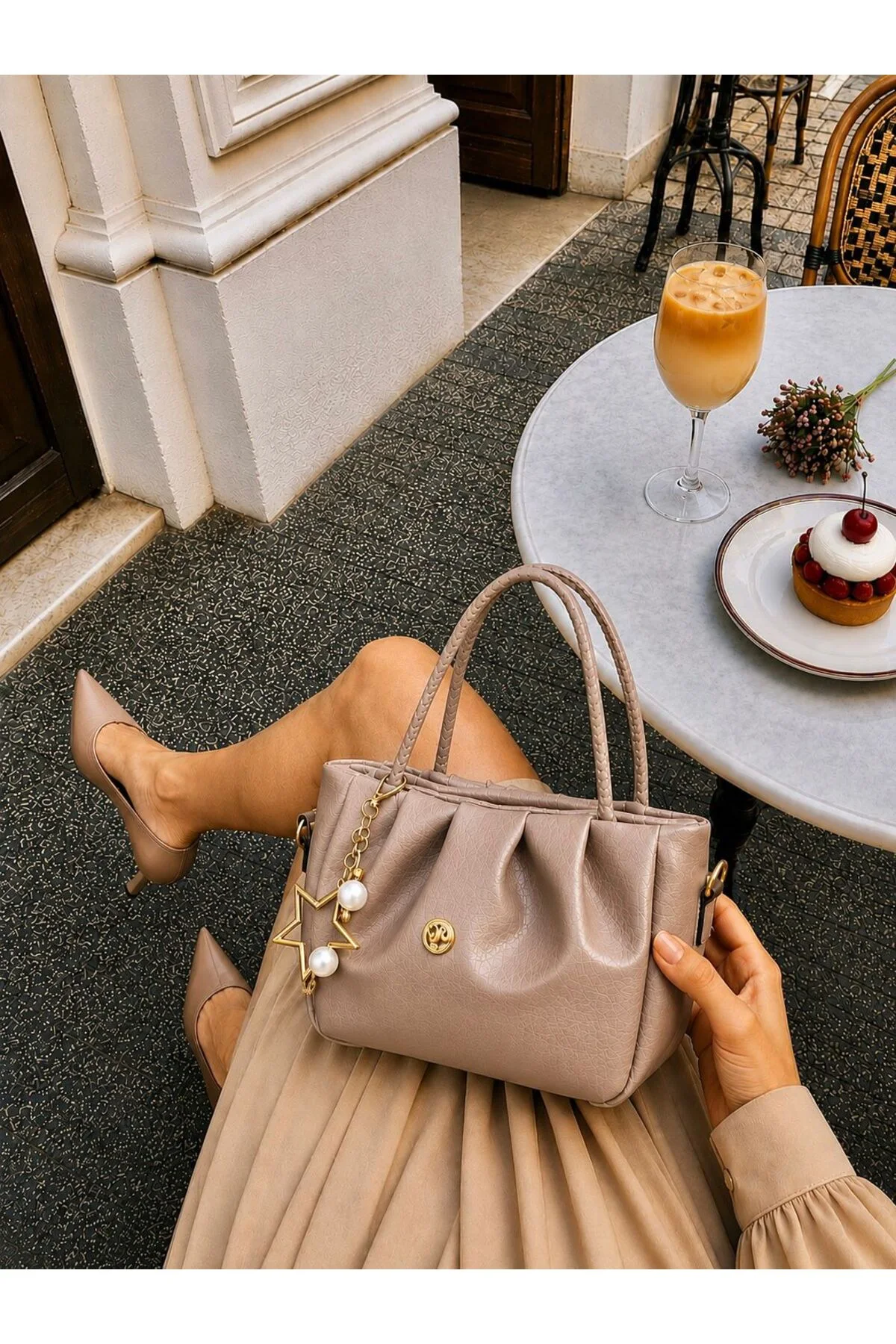CHARM DETAYLI EL ÇANTASI ÖLÇÜ UZUNLUK 18 CM EN 28 CM GENİŞLİK 8