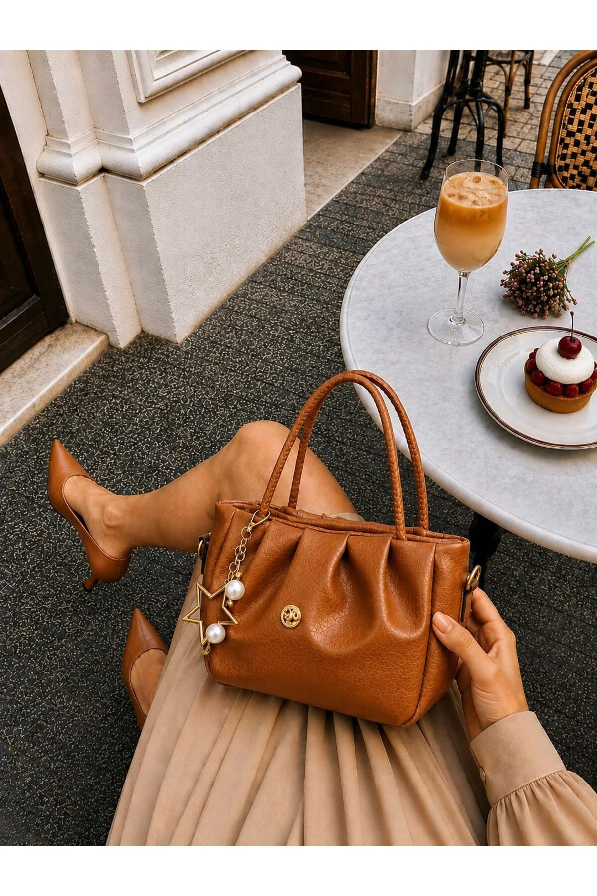 CHARM DETAYLI EL ÇANTASI ÖLÇÜ UZUNLUK 18 CM EN 28 CM GENİŞLİK 8