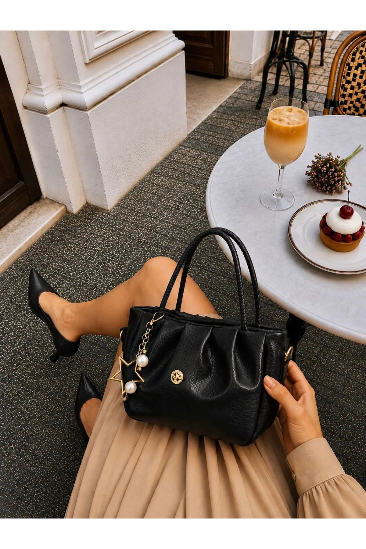 CHARM DETAYLI EL ÇANTASI ÖLÇÜ UZUNLUK 18 CM EN 28 CM GENİŞLİK 8